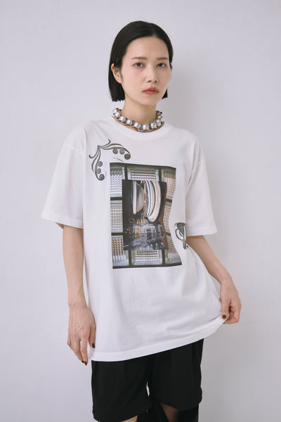 Load image into Gallery viewer, Mediam Photo ×「STAMP DOODLE」Tee
