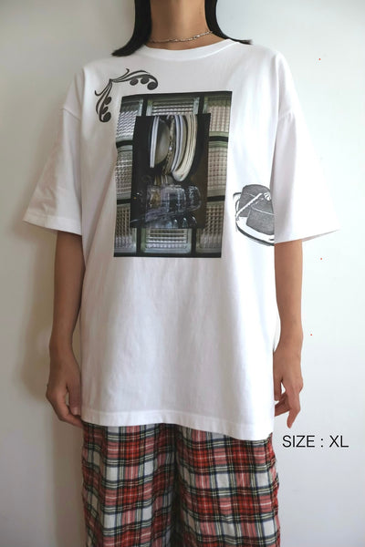 Load image into Gallery viewer, Mediam Photo ×「STAMP DOODLE」Tee
